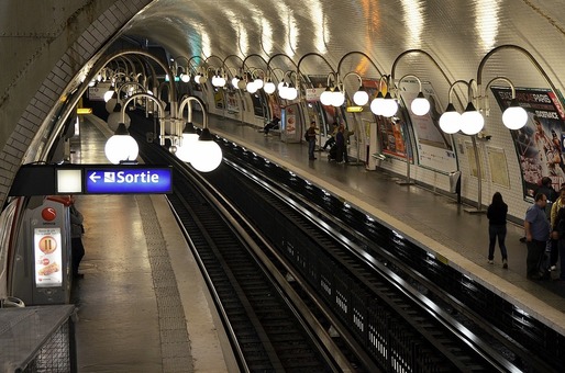 Metroul din Paris renunță treptat la tichetele din hârtie în favoarea cardurilor electronice