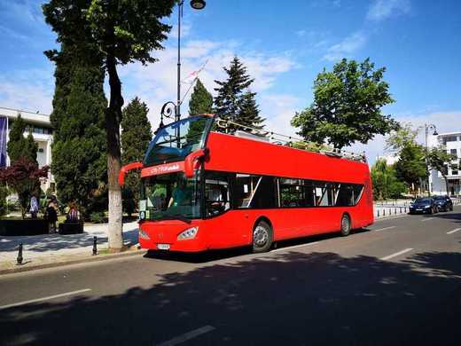 Turiștii care vin pe litoral se pot plimba cu autobuzele etajate până în toamnă