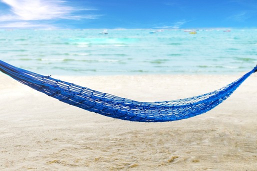 Un turist din Trieste a fost amendat pentru că a adormit într-un hamac pe care-l pusese pe plajă