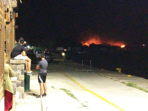 VIDEO Sute de români blocați pe o insulă din nordul Greciei. Feriboturile s-au stricat și au izbucnit incendii