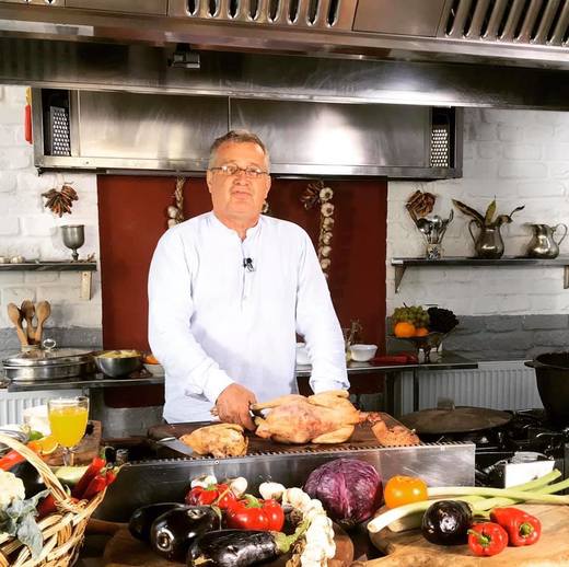 FOTO Dinescu și-a mai deschis un restaurant, unde gătește el însuși. "Decât să mă internez la neurologie, mai bine gătesc la restaurant."