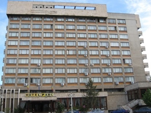 Tranzacție pregătită: Singurul hotel cu vedere la Mureș din Arad - scos la vânzare cu 8 milioane euro. Printre  proprietari este și Aurel Muntean, care deține hotelul Împăratul Romanilor din Sibiu