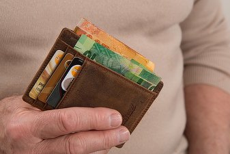 Peste jumătate dintre românii participanți la un studiu, printre cei mai mulți, spun că încă plătesc cash atunci când călătoresc