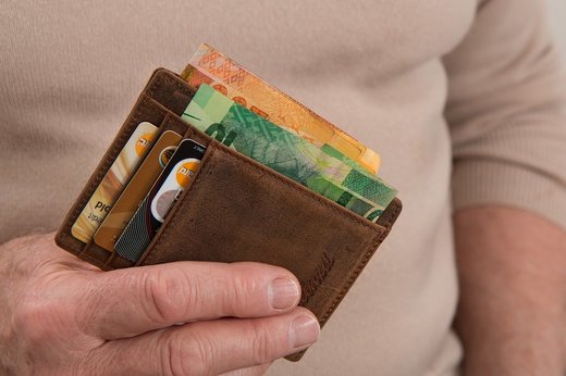 Peste jumătate dintre românii participanți la un studiu, printre cei mai mulți, spun că încă plătesc cash atunci când călătoresc