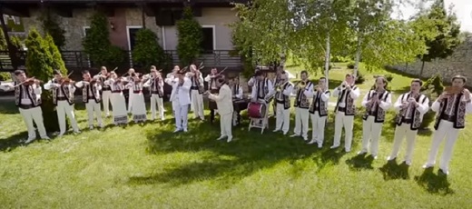 Lăutarii care vor cânta la terase vor trebui să poarte măști și mănuși în următoarele două săptămâni. "Din păcate, aceste programe artistice vor fi puțin sugrumate."