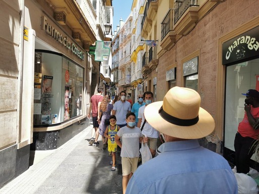 CORESPONDENȚĂ din Spania - FOTO: Toată lumea, inclusiv cerșetorii, poartă mască pe stradă, chiar dacă temperaturile au trecut de 40 de grade Celsius