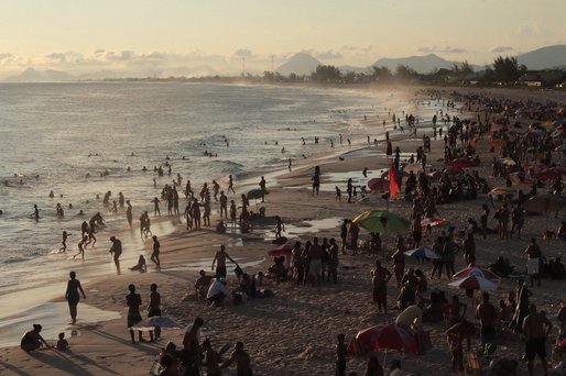 Rio de Janeiro redeschide plajele, spunând că epidemia este sub control