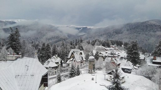 Hotelurile de la munte sunt ocupate doar pe jumătate, de 1 Decembrie, după ce anul trecut erau pline. De teama COVID-19, mulți turiști merg doar pentru o zi - pleacă dimineața de acasă și se întorc seara