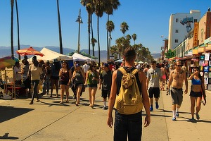 Undă verde pentru revenirea turiștilor americani în Europa, chiar și nevaccinați împotriva COVID-19
