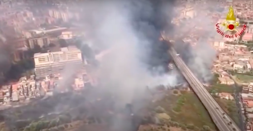 VIDEO Incendiile din Catania, Sicilia, s-au extins atât pe plajă, cât și în centrul orașului