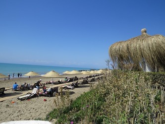 FOTO CORESPONDENȚĂ din Antalya - Cu Grecia în „scenariu roșu”, românii sunt chemați în Turcia. Cum să faci cu schimbul valutar. Atenție la comunicații și tentația de a rămâne captiv în resortul de lux. 150 reguli sanitare impuse industriei