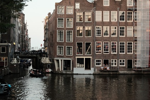 Amsterdam vrea să interzică turiștilor străini să intre în cafenelele unde se servește cafea cu canabis