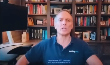 VIDEO Booking.com, în timp ce pregătește deschiderea în România a unui centru regional de servicii, și-a concediat, cu video în direct, mii de angajați din alte call center 