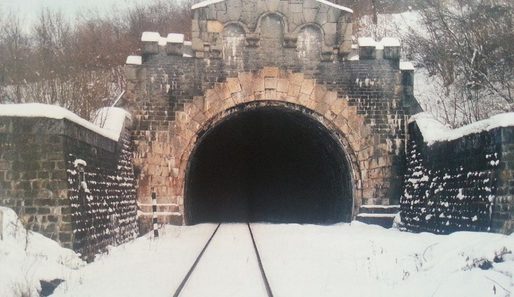 VIDEO Tunelul feroviar Teliu – Întorsura Buzăului, cel mai lung din România, va fi transformat în „tunel al groazei” 