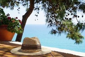 Prețurile i-au luat prin surprindere pe primii turiști români din Grecia
