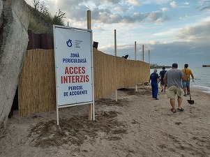 Faleza din Costinești, în stadiu avansat de degradare. Apele Române au amplasat garduri de stuf pentru protecție și o monitorizează permanent