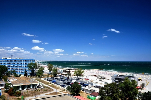 Sudul litoralului preia ștafeta; Mamaia, cu turiști lăsați de hotelieri să achite o taxă de parcare exorbitantă și plajă neprietenoasă, pierde 20% din cerere și este detronată de Eforie Nord