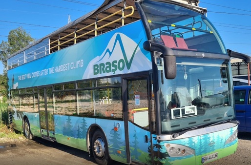 Autobuz supraetajat decapotat pentru turiști, în Brașov