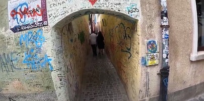 VIDEO Strada Sforii din Brașov, a treia cea mai îngustă din Europa, ar putea fi închisă pe timpul nopții, din cauza vandalizărilor 