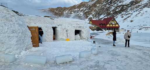 FOTO A fost deschis hotelul de gheață de la Bâlea Lac. Cât costă o noapte de cazare