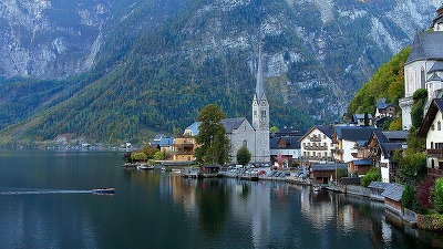 Orășelul austriac Hallstatt, celebru pentru că seamănă cu cel din filmul de animație Frozen, a instalat o barieră ca protest față de turismul de masă