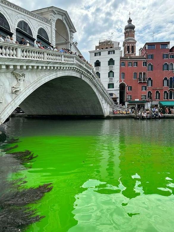 FOTO Controverse după ce apa dintr-un canal al Veneției a căpătat culoarea verde fosforescent