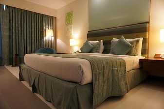 Camerele de hotel din SUA și Europa s-au scumpit drastic. Prețurile din Paris, majorate cu 50%
