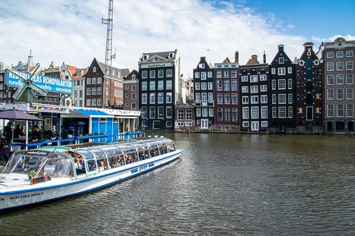Amsterdam interzice navele de croazieră pentru a limita „turismul excesiv” și a reduce poluarea