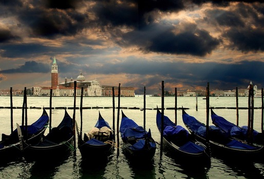 UNESCO recomandă adăugarea Veneției, care riscă să sufere daune ”ireversibile” din cauza turismului și a creșterii nivelului mării, pe lista siturilor în pericol