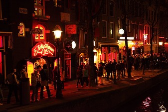 Amsterdam încearcă să-și spele reputația de capitală europeană a dezmățului. Locuitorii nu mai fac față turiștilor turbulenți