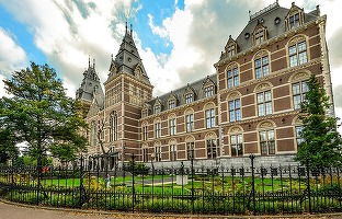 Amsterdam încearcă o nouă abordare pentru a descuraja turiștii care se îmbată. Din „Stay Away” în „Renew Your View”