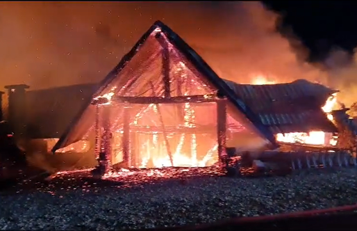VIDEO&FOTO Incendiu la pensiunea Ferma Dacilor din Prahova. Mai multe persoane decedate. Planul Roșu de Intervenție - activat. Ce planuri avea proprietarul și ce reclama