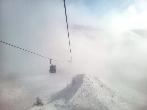 Sezonul de schi la Sinaia se deschide miercuri. Vor fi date în folosință patru pârtii de pe domeniul schiabil situat la peste 2.000 de metri altitudine, în Bucegi