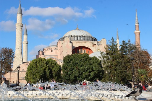 Străinii plătesc 25 de euro intrarea în Sfânta Sofia din Istanbul