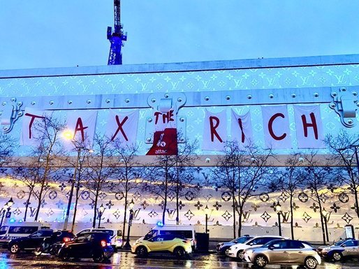 VIDEO Banner uriaș pe viitorul hotel Vuitton din Paris: Taxați-i pe bogați!