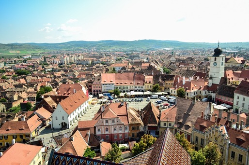 Apartamentele închiriate în regim hotelier în Sibiu „mușcă” tot mai mult din piața cazărilor: 12% din locurile de cazare din județ sunt de acest tip. În 2020, oficial, acesteau nu existau