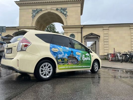 FOTO România este promovată în Hamburg, Berlin, München și Frankfurt cu un cod QR în peste 600 de taxiuri colantate. ”Veniți în România! Avem nu doar fotbal de calitate, ci și obiective turistice spectaculoase!”