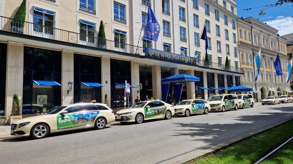 FOTO România este promovată în Hamburg, Berlin, München și Frankfurt cu un cod QR în peste 600 de taxiuri colantate. ”Veniți în România! Avem nu doar fotbal de calitate, ci și obiective turistice spectaculoase!”