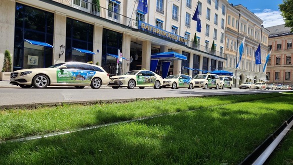 FOTO România este promovată în Hamburg, Berlin, München și Frankfurt cu un cod QR în peste 600 de taxiuri colantate. ”Veniți în România! Avem nu doar fotbal de calitate, ci și obiective turistice spectaculoase!”