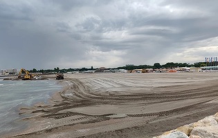 VIDEO Neptun: În plin sezon estival, turiștii împart plaja cu utilajele