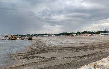 VIDEO Neptun: În plin sezon estival, turiștii împart plaja cu utilajele