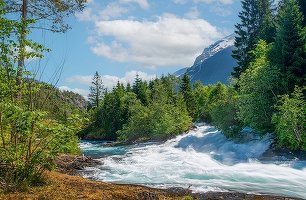 Turiștii caută tot mai mult răcoarea din nordul Europei. Multe state joacă cartea „coolcation”. În valiză, un mackintosh și haine de lână
