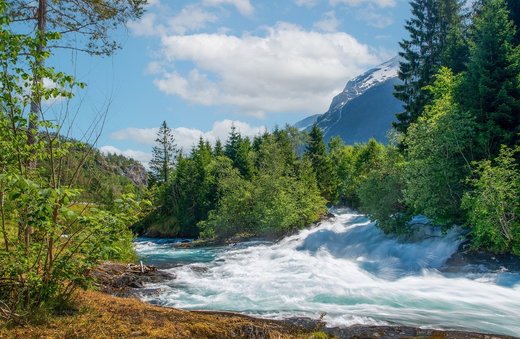 Turiștii caută tot mai mult răcoarea din nordul Europei. Multe state joacă cartea „coolcation”. În valiză, un mackintosh și haine de lână