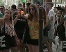 VIDEO Spaniolii din Barcelona stropesc turiștii cu apă ca să-i alunge din oraș