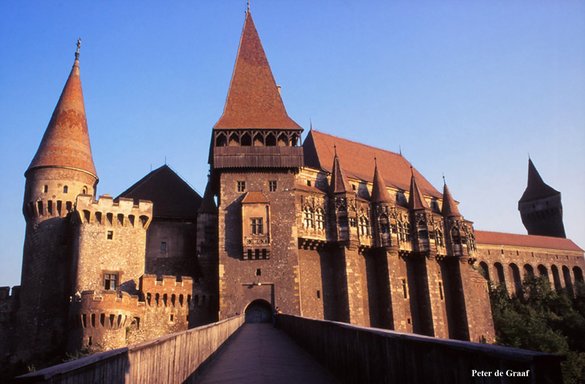Castelul Corvinilor intră din nou în restaurare, cu bani UE. FOTO Comparație - Cum arăta în urmă cu 27 ani