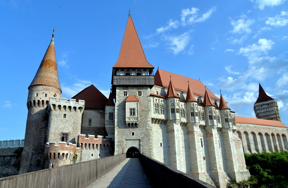 Castelul Corvinilor intră din nou în restaurare, cu bani UE. FOTO Comparație - Cum arăta în urmă cu 27 ani