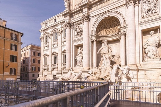 FOTO A fost deschisă pasarela de la Fontana di Trevi: 50 de euro amendă pentru oricine aruncă cu monede