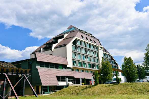 CONFIRMARE FOTO Hotelul Orizont din Predeal, un reper al stațiunii montane, prezentat ca urmând să devină „Perla de la Valea Prahovei”, a fost vândut. Proprietarul celui mai mare producător de băuturi spirtoase din România îmbogățește 
