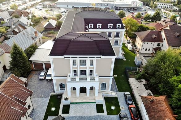 FOTO Familia Dumitrache a inaugurat un hotel în Câmpulung Muscel. 