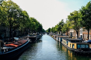 Amsterdam va interzice circulația ambarcațiunilor de agrement poluante pe canalele sale